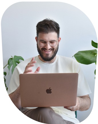 Personne travaillant sur un ordinateur portable